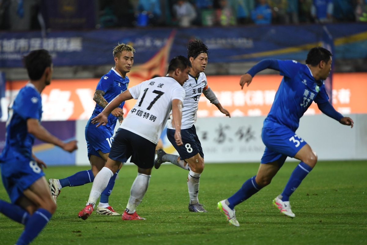 今晨新疆广汇备战法甲；状态回暖细节曝光；赛场秩序良好；年轻球员得到机会的简单介绍